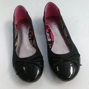 Nine & Company Black flats 7.5M bows leather upper